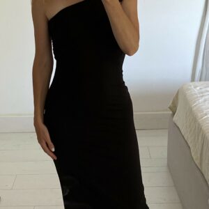 robe moulante noire avec bijoux